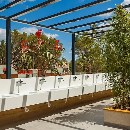 Camping 3 Bedroom Beautiful Stacaravan In Vabriga Poreč