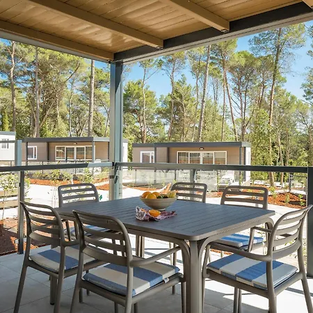 Camping 3 Bedroom Beautiful Stacaravan In Vabriga Poreč