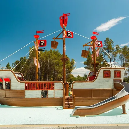 Camping 3 Bedroom Beautiful Stacaravan In Vabriga