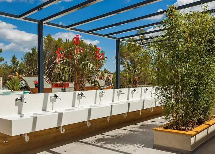 Camping 3 Bedroom Beautiful Stacaravan In Vabriga Poreč