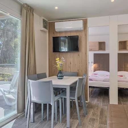 キャンプ場 3 Bedroom Beautiful Stacaravan In Vabriga ポレッチ