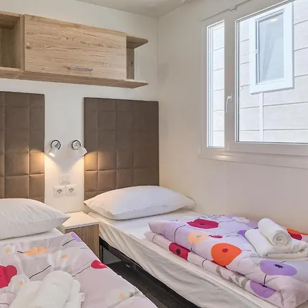 3 Bedroom Beautiful Stacaravan In Vabriga キャンプ場 5*